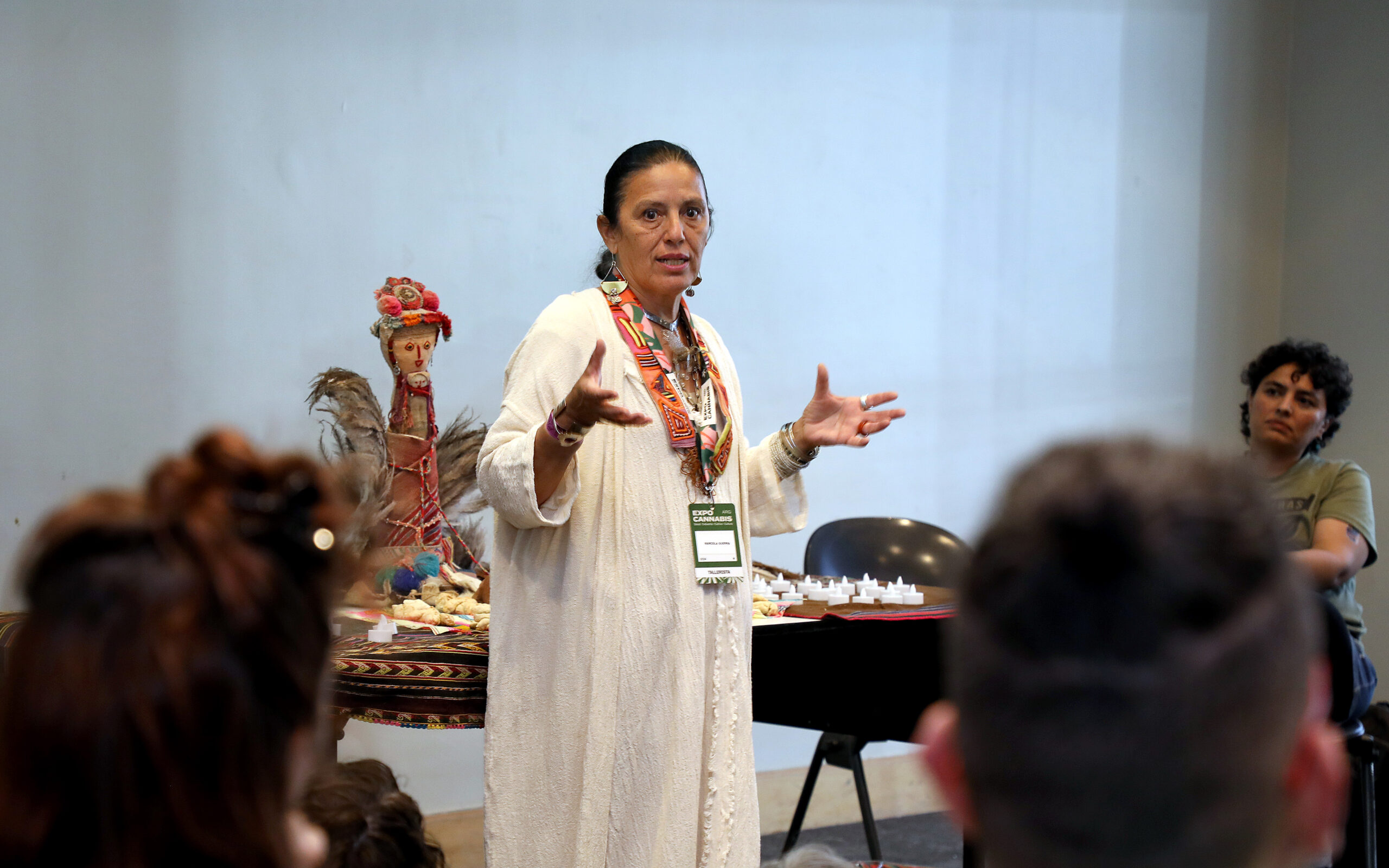 Participantes realizando prácticas inmersivas guiadas en Expo Cannabis