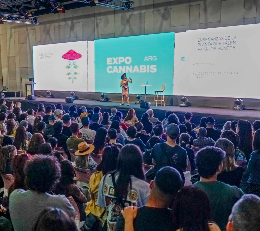 Especialistas brindando conferencias terapias con psilocibina en Expo Cannabis