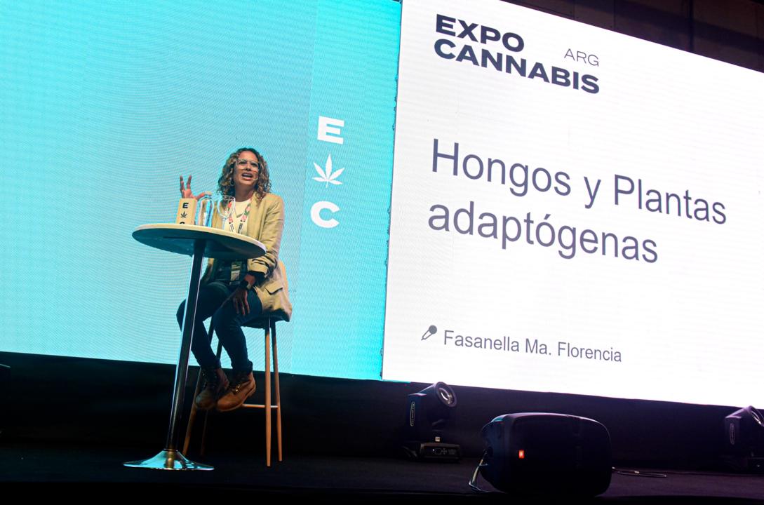 Especialistas brindando conferencias sobre microdosis de hongos en Expo Cannabis