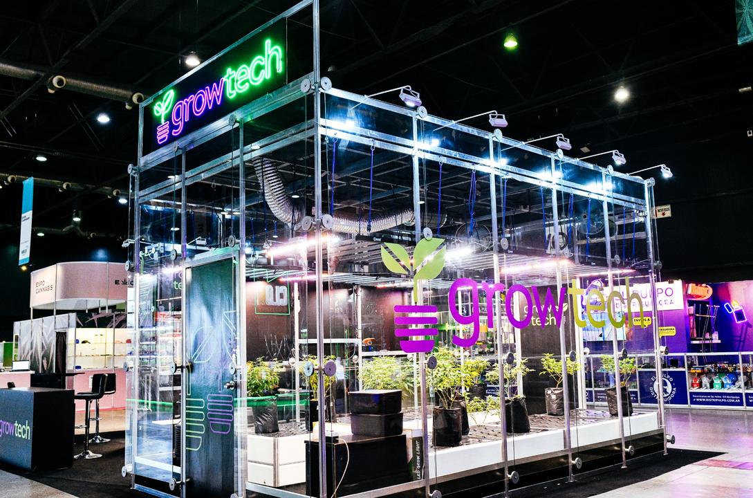 Stand con productos e insumos para cultivo de cannabis: sustratos, luces y herramientas