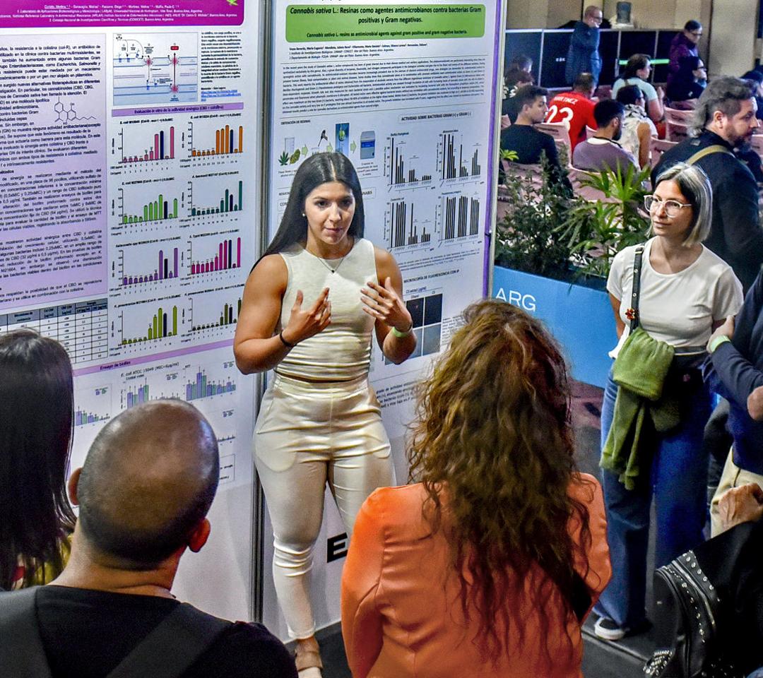 Muestra de pósters científicos sobre cannabis en Expo Cannabis