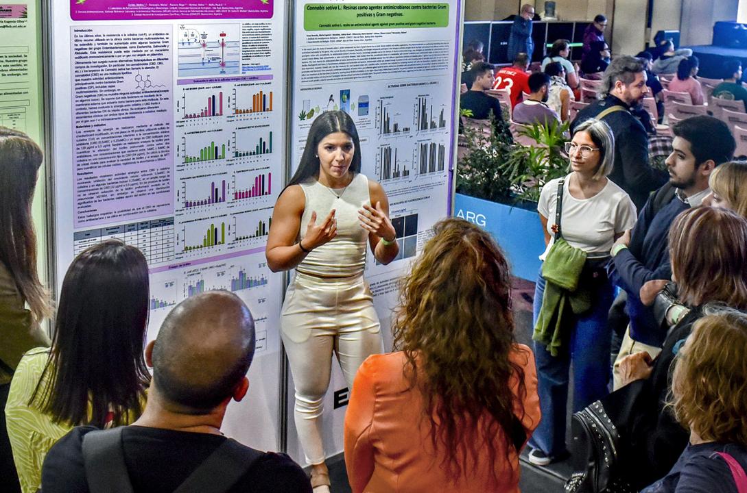 Muestra de pósters científicos sobre cannabis en Expo Cannabis