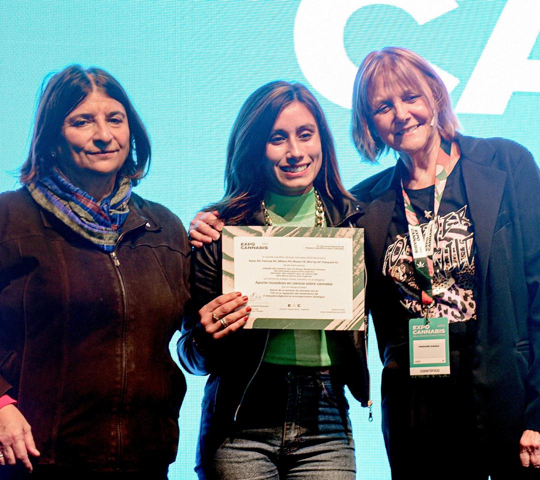 Ganadoras del concurso de pósters científicos sobre cannabis en la premiación de Expo Cannabis 2024