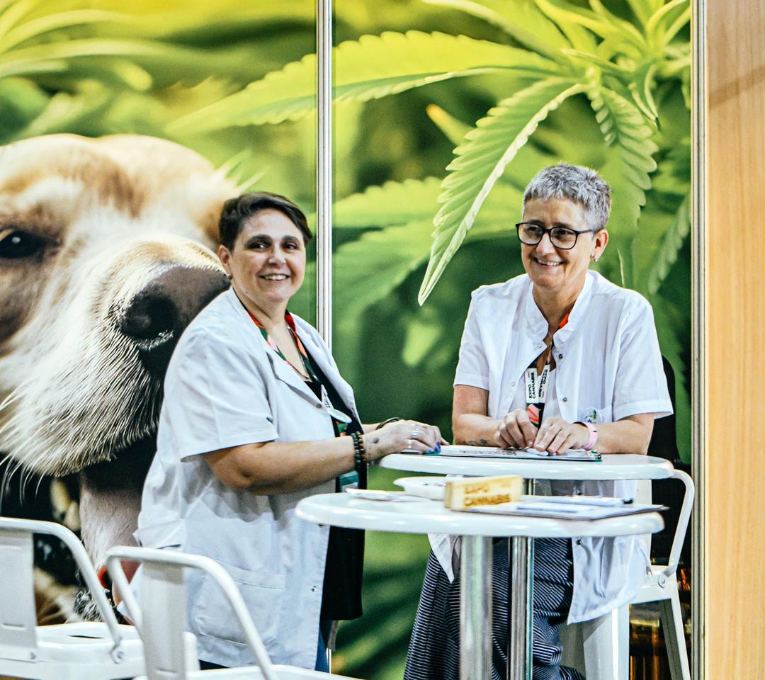 Veterinario brindando consulta sobre uso de cannabis en mascotas en Expo Cannabis